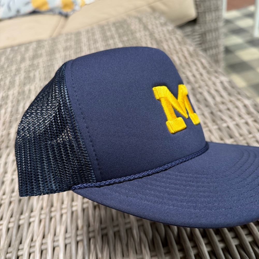Michigan Wolverines Trucker Cap! Like NEW! - Picture 4 of 11